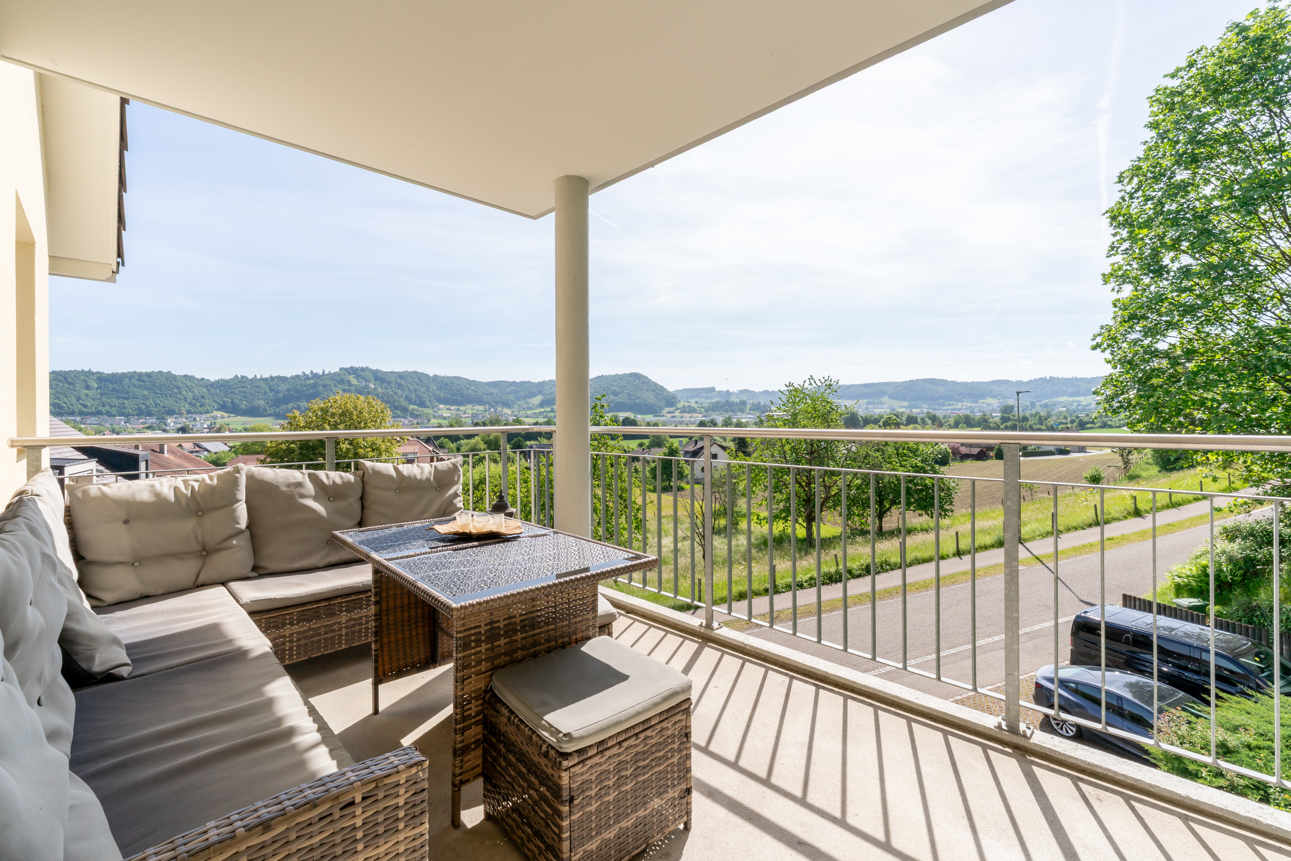 Überdachter Balkon mit Sitzgruppe und Weitblick