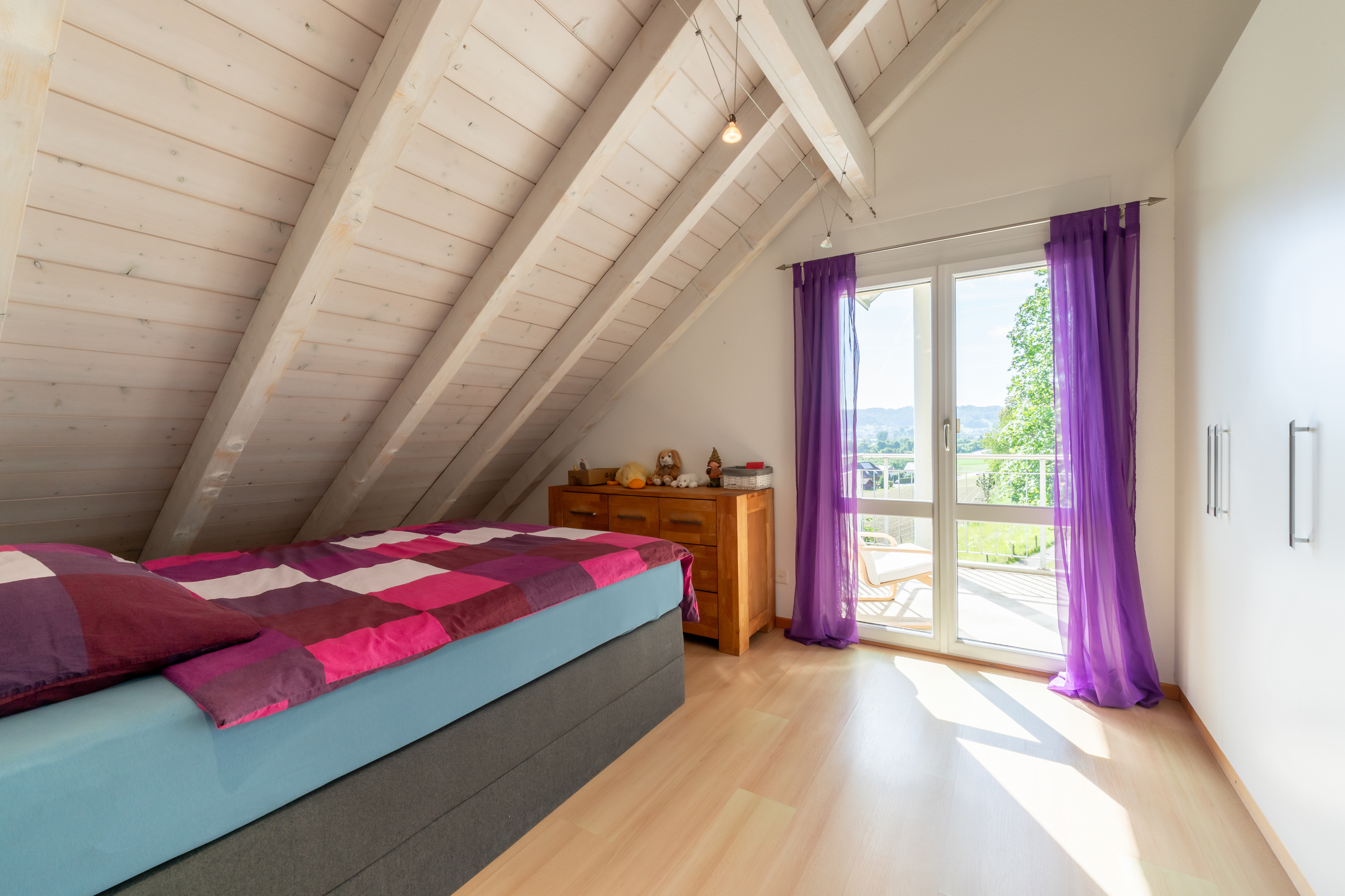 Dachgeschoss-Schlafzimmer mit Balkonzugang