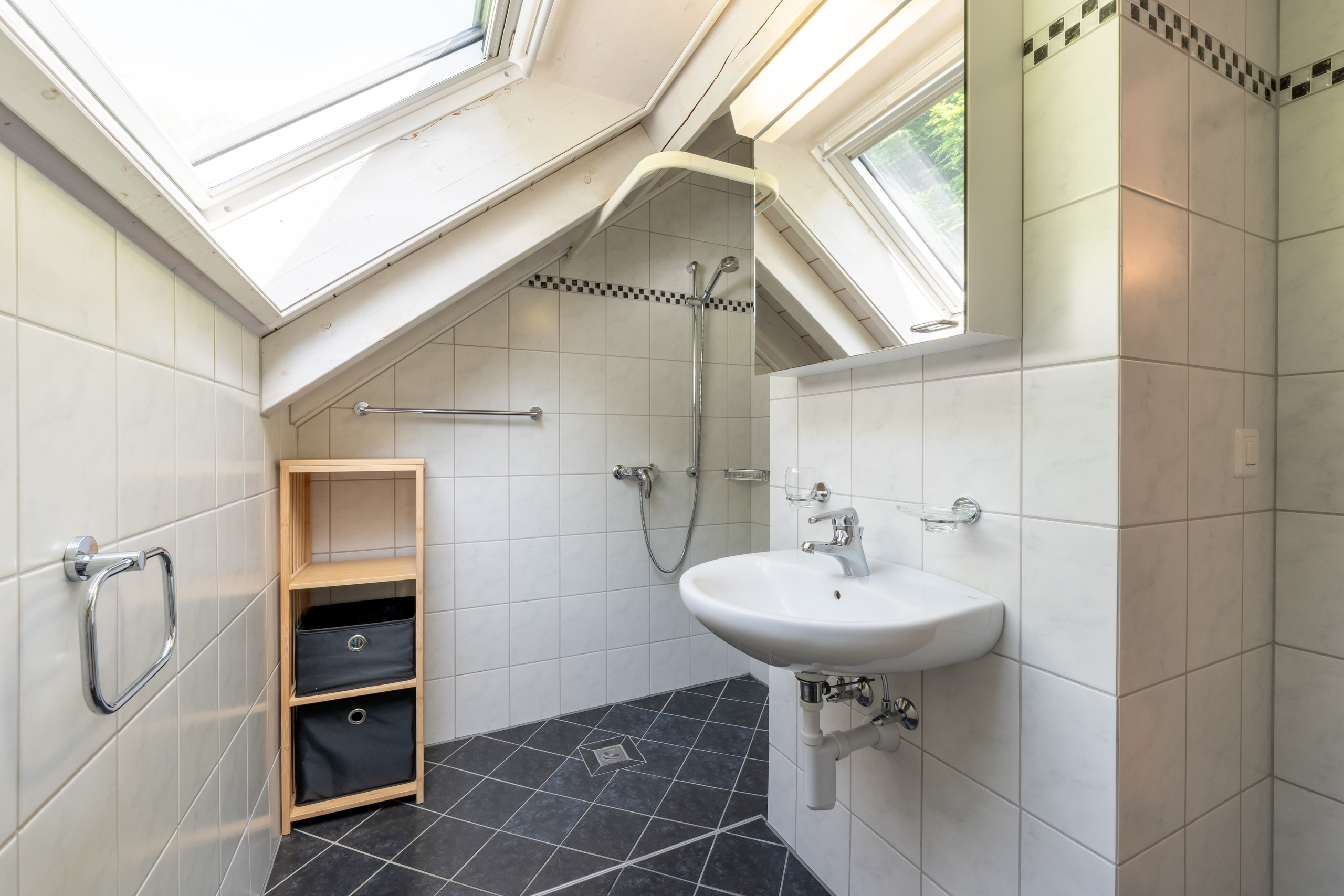 Dachbad mit Dusche und Waschbecken