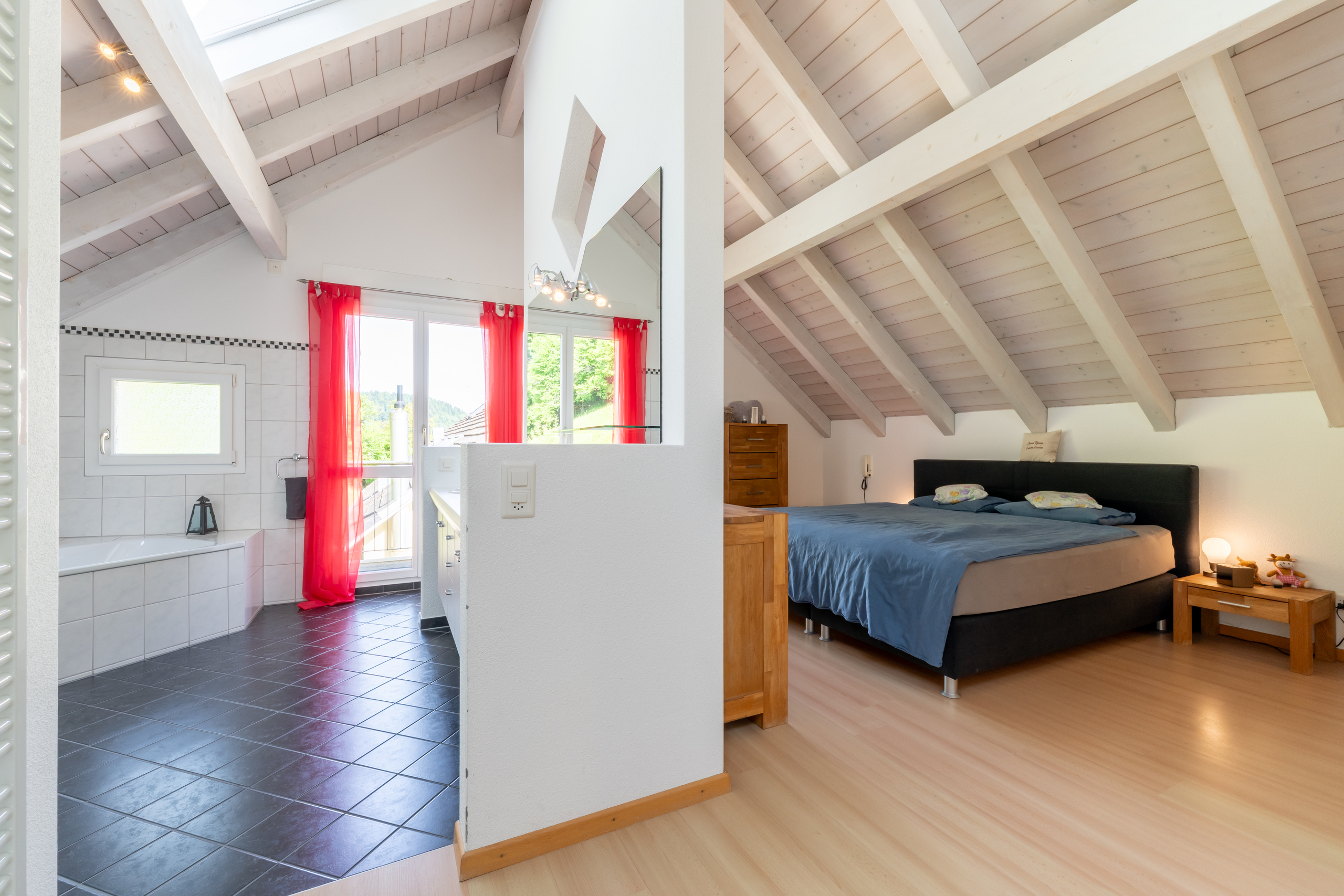 Dachgeschoss mit Bad und Schlafzimmer