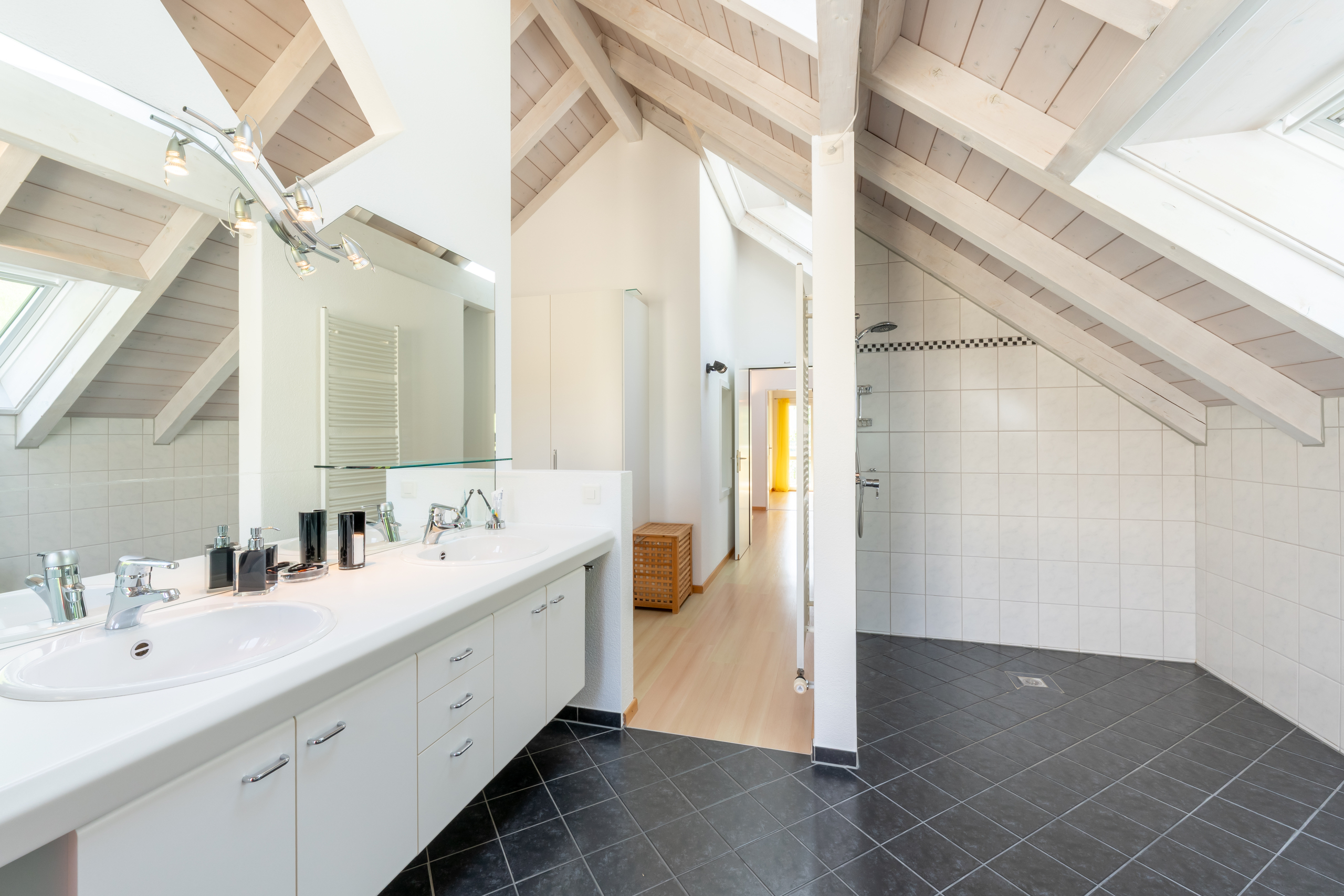 Helles Dachgeschoss-Badezimmer mit großzügiger Raumhöhe