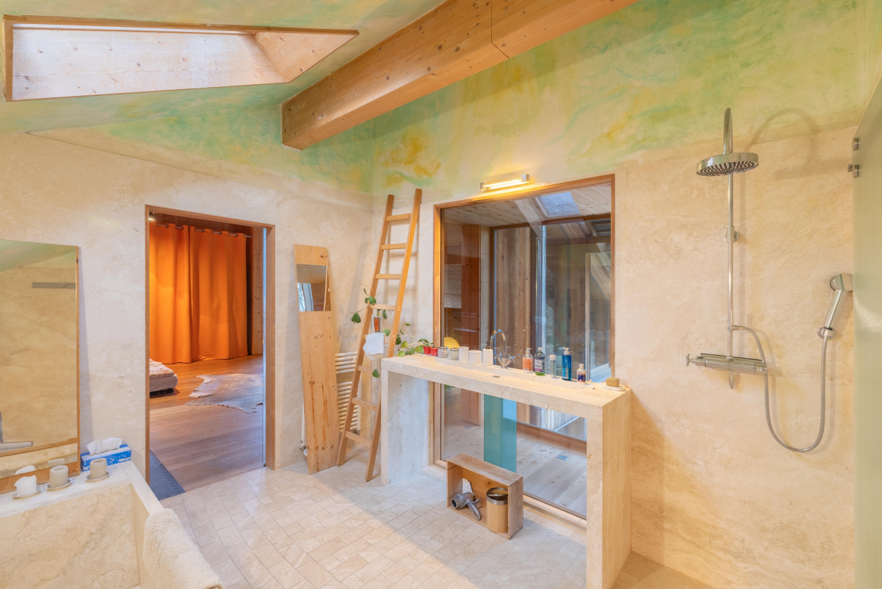 Modernes Badezimmer mit natürlicher Holz- und Putzoptik