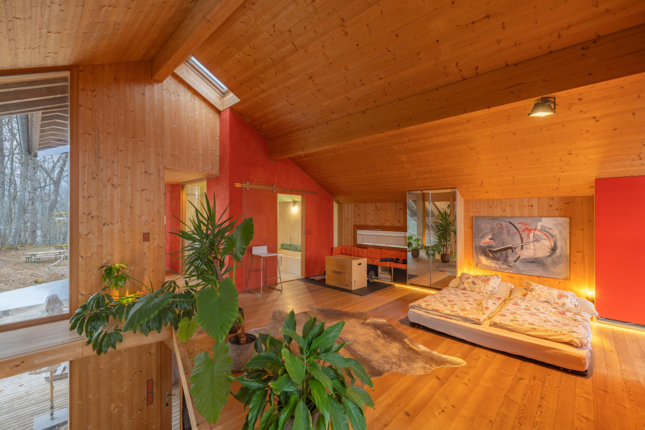 Schlafzimmer im warmen Holzinterieur