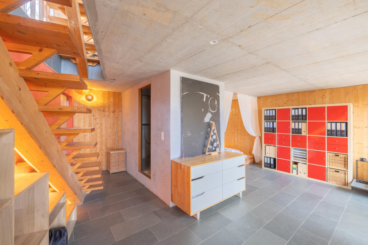 Treppenhaus mit Arbeits- und Stauraumbereich