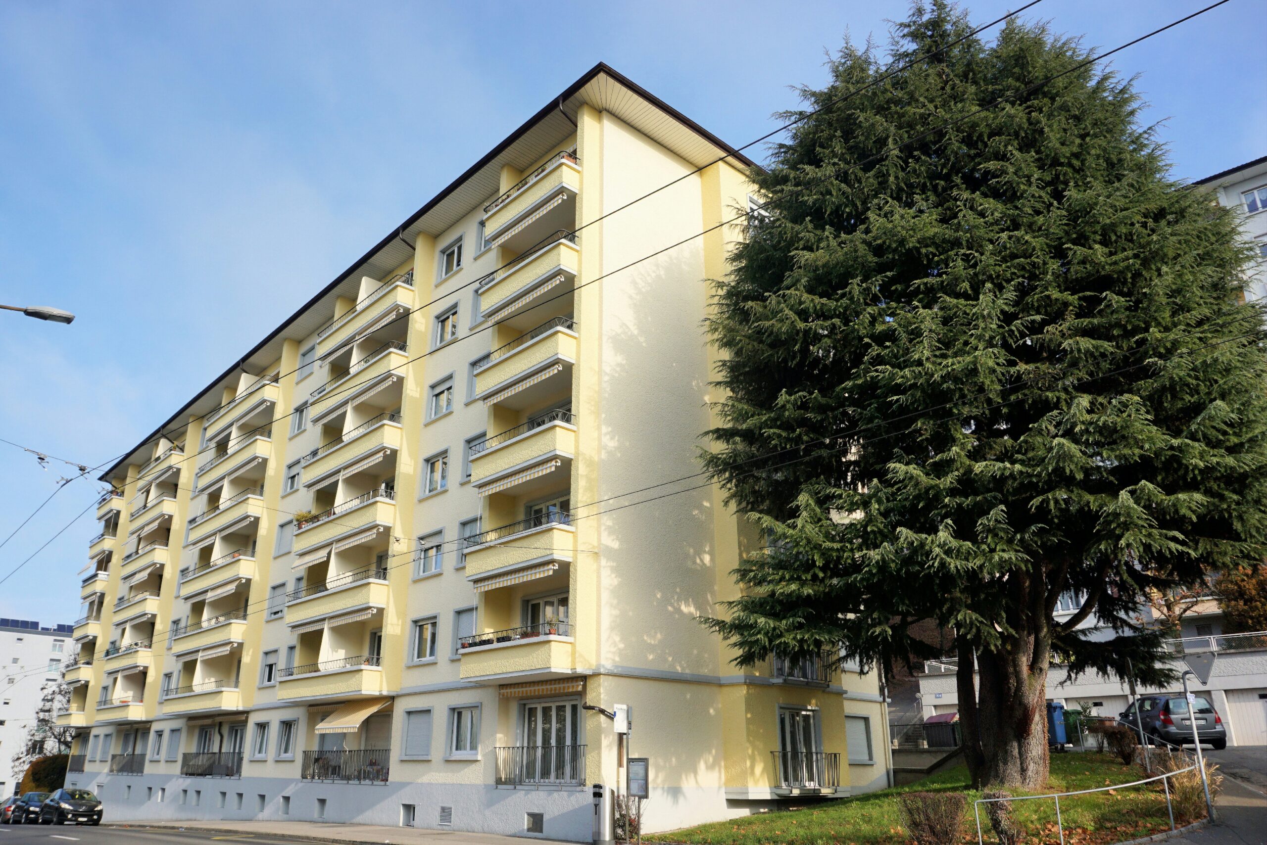 Mehrfamilienhaus mit Balkonen