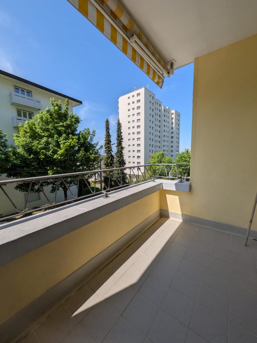 Balkon mit Ausblick auf Wohngebäude