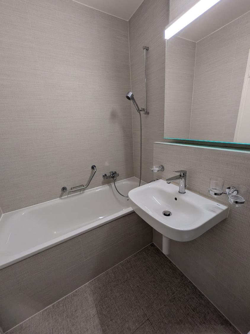 Modernes Bad mit Wanne und Wandwaschbecken