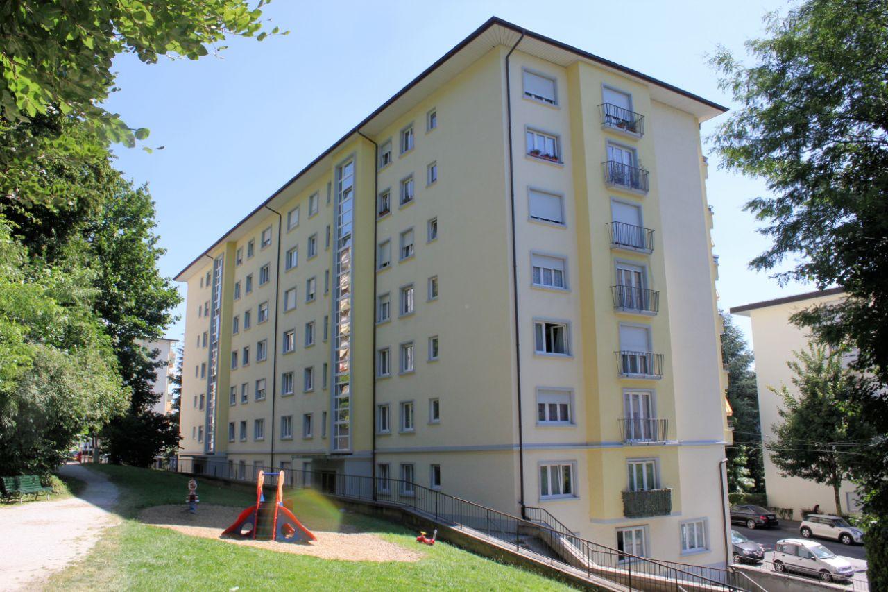 Mehrfamilienhaus mit Spielplatz und Grünfläche