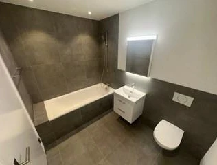 Modernes Badezimmer mit Wanne und wandhängendem WC