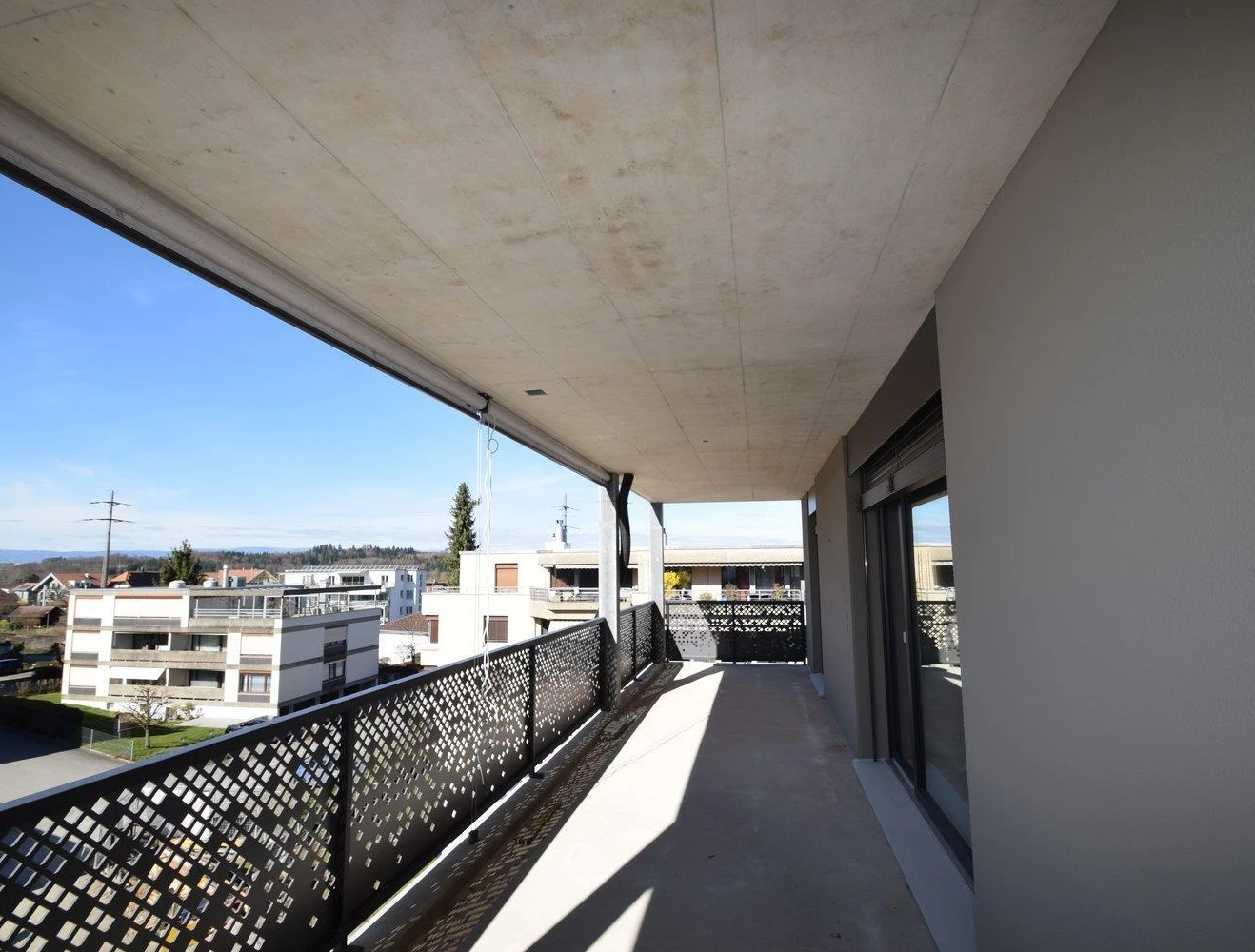 Balkon mit Blick ins Wohnumfeld