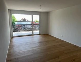 Leeres Wohn- oder Schlafzimmer mit Balkonzugang