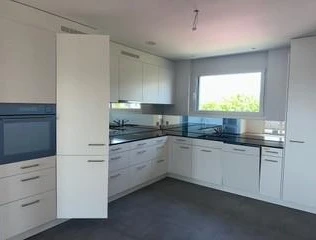 Helle moderne Einbauküche mit großem Fenster