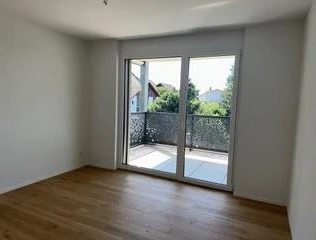 Heller leerer Raum mit Balkon und Schiebetür