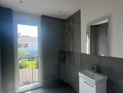 Modernes Badezimmer mit Dusche und Waschtisch