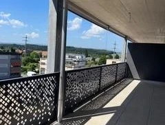 Überdachter Balkon mit Ausblick