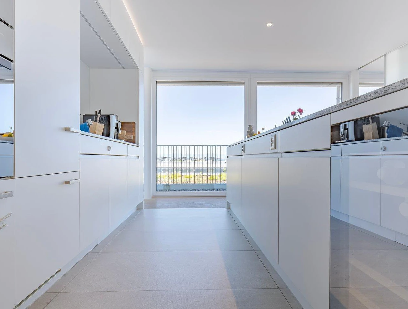 Moderne helle Küche mit Blick ins Freie