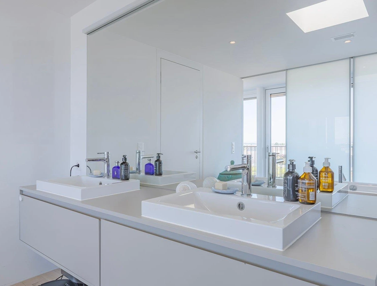 Helles Doppelwaschbecken im modernen Bad