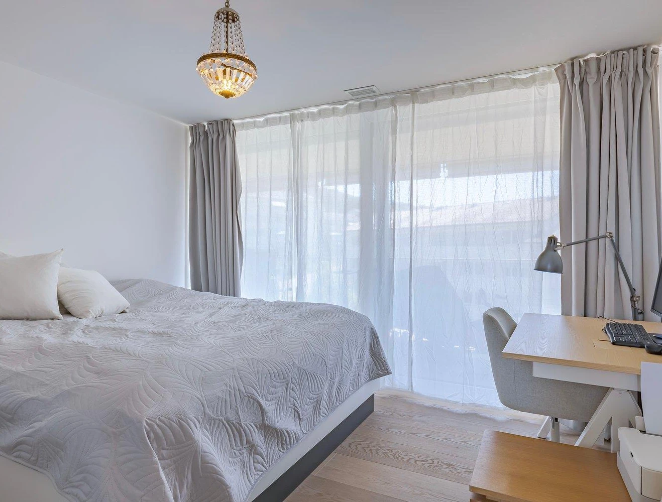 Helles Schlafzimmer mit Arbeitsplatz