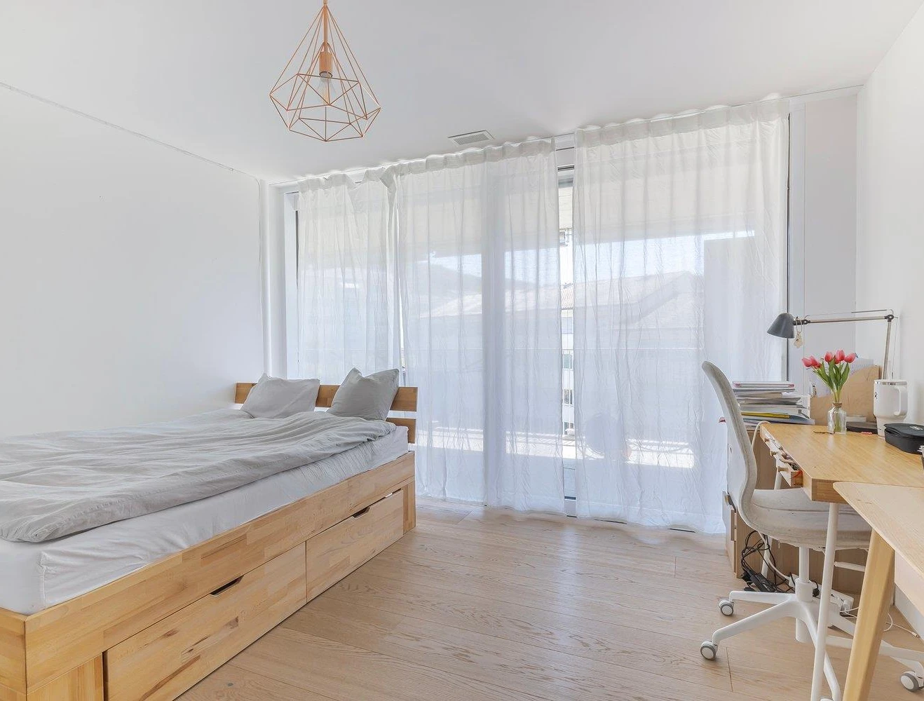 Helles Schlafzimmer mit Arbeitsbereich