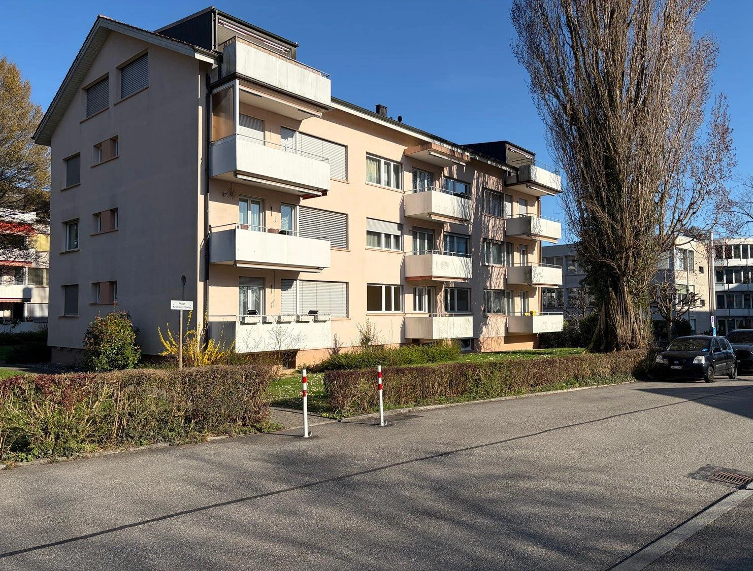 Mehrfamilienhaus mit Balkonen