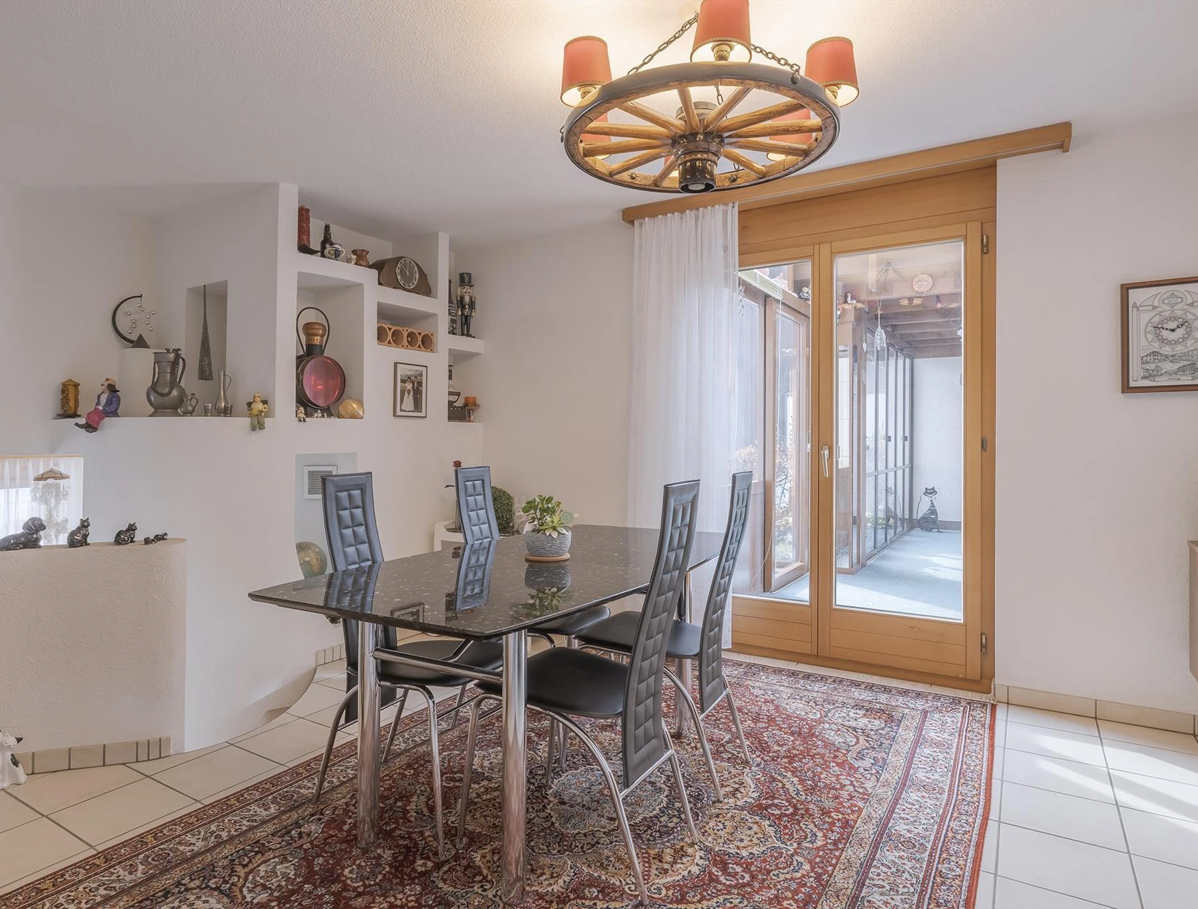 Essbereich mit Terrassentür und rustikaler Deckenleuchte