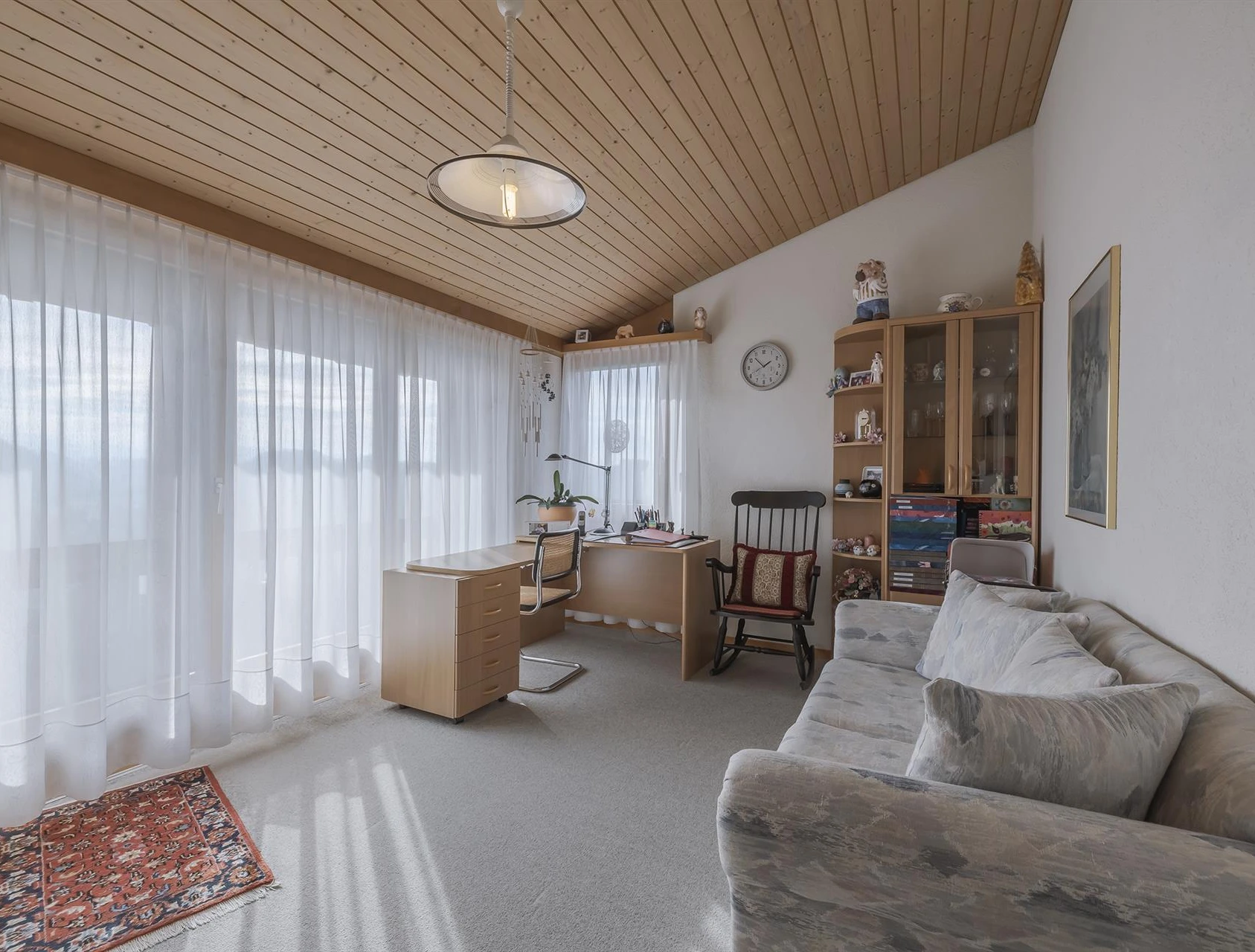 Heller Wohn- oder Arbeitsraum mit Holzdecke