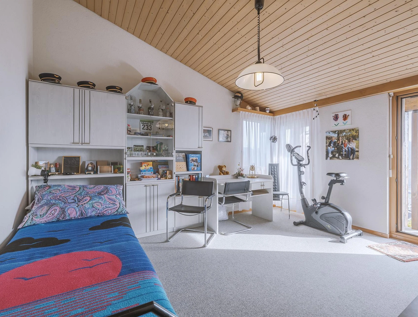 Ausgebautes Dachzimmer mit Schlaf- und Arbeitsbereich