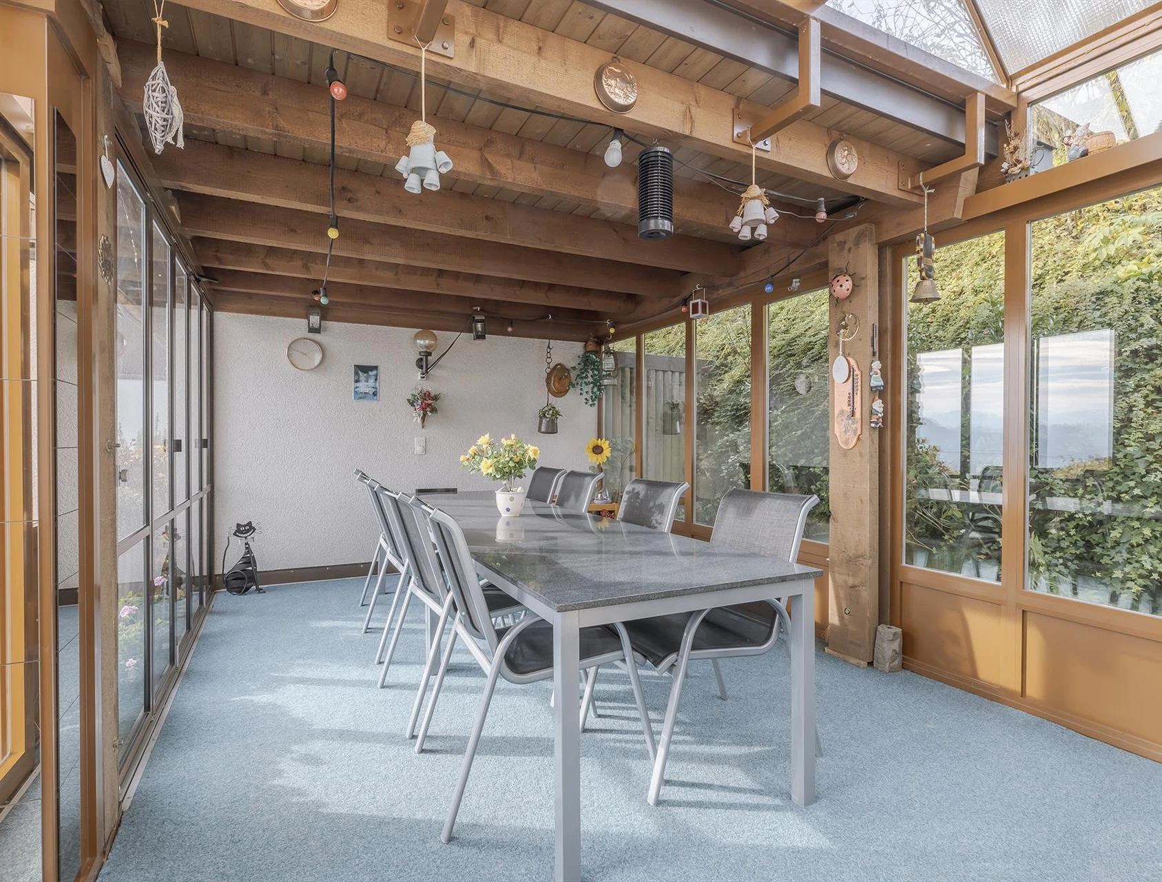 Verglaste Terrasse mit Essbereich