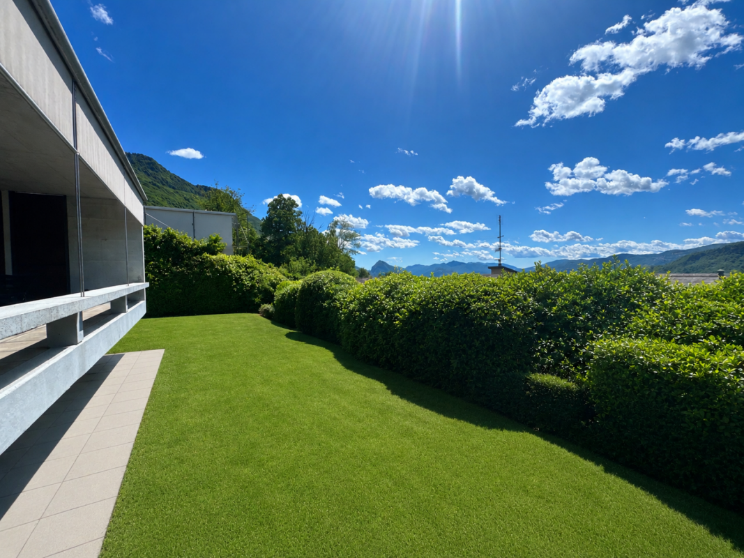 Gepflegter Garten mit Bergblick