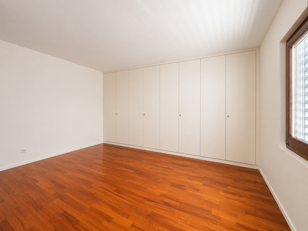 Helles, leeres Schlafzimmer mit Einbauschrank