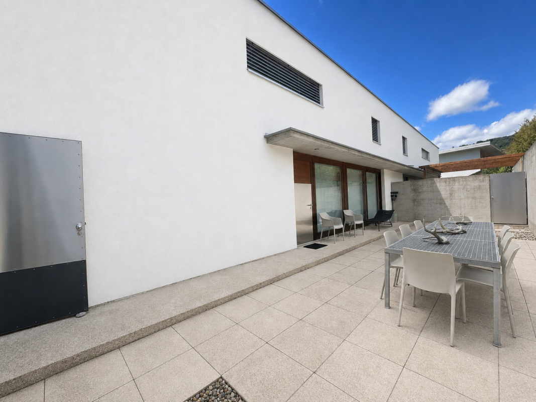 Moderne Terrasse mit Essbereich