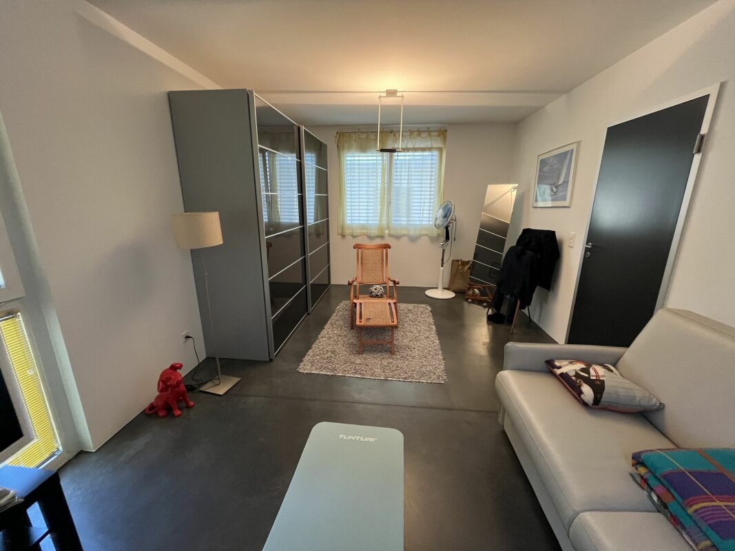 Modernes Wohnzimmer mit großem Schrank und Tageslicht