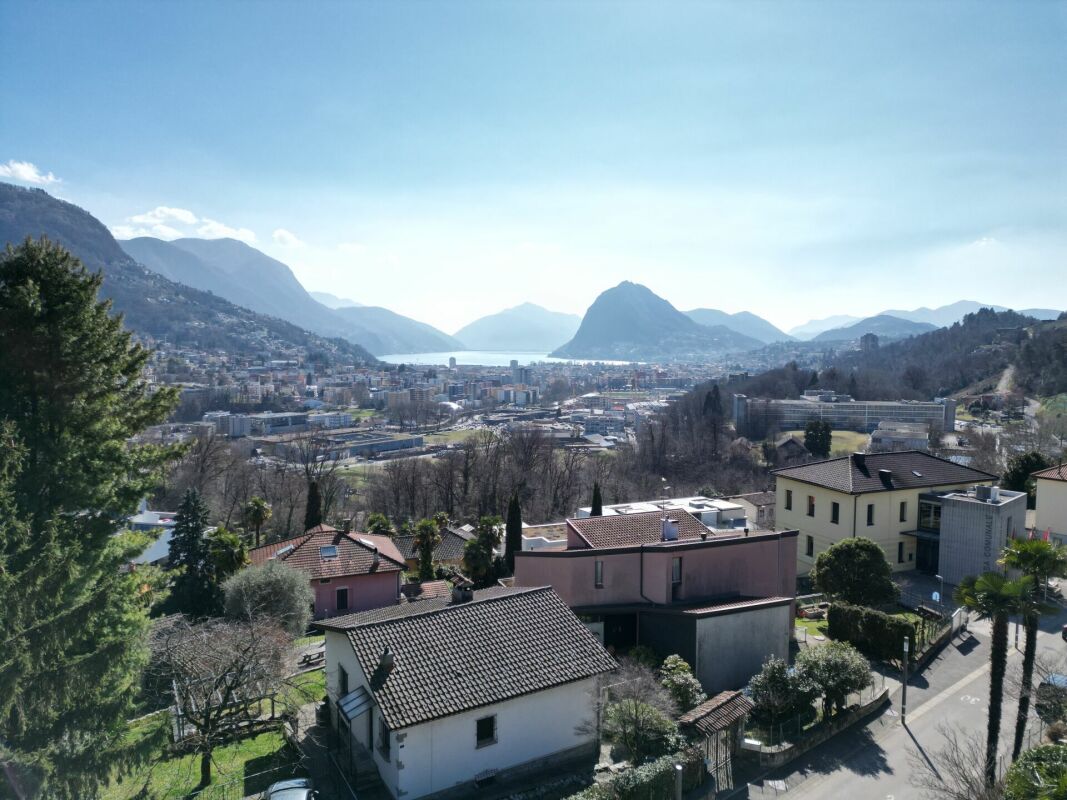Panoramablick auf Stadt und Berge