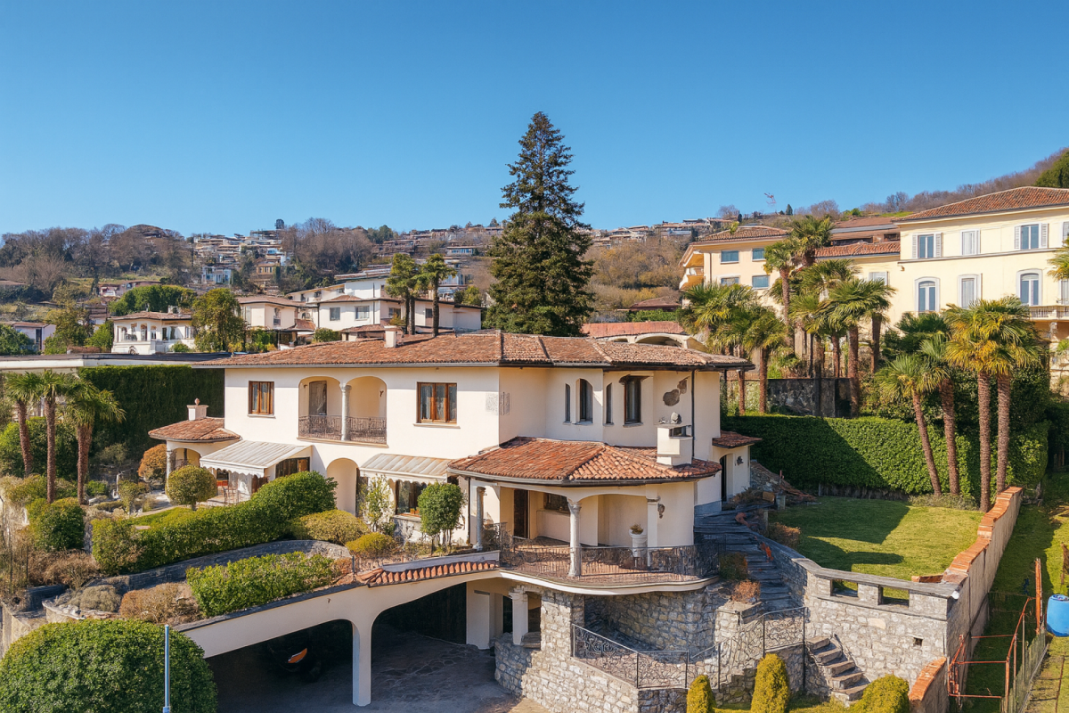 Mediterrane Villa mit Gartenhang und Terrassen