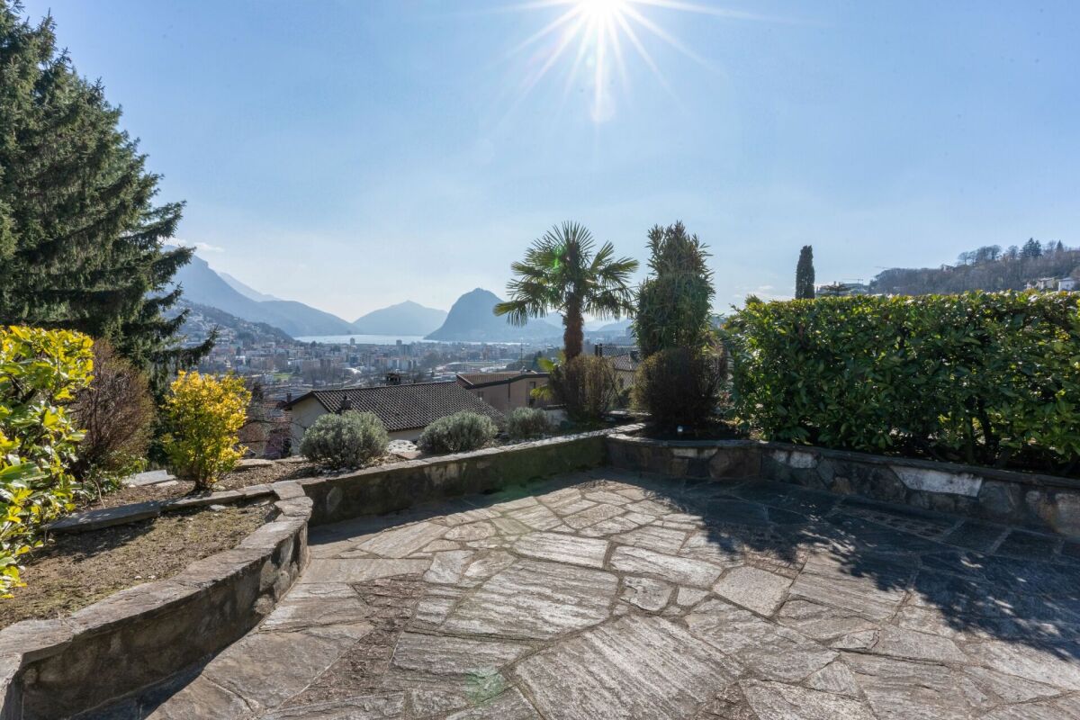 Terrasse mit Seeblick und Bergpanorama