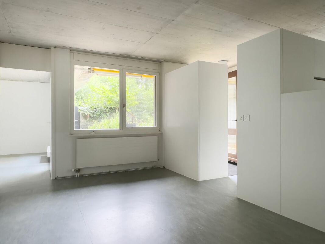 Minimalistischer leerer Wohnraum mit großem Fenster