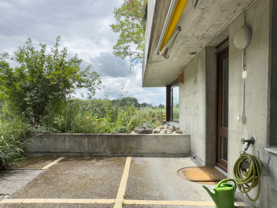 Betongterrasse mit Gartenblick