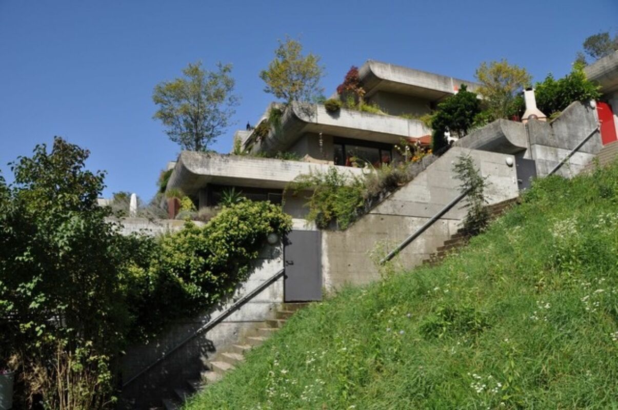 Modernes terrassiertes Hanghaus mit Betonarchitektur