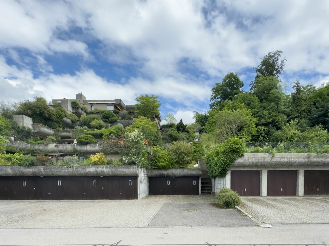 Terrassierte Garagenanlage in grüner Hanglage