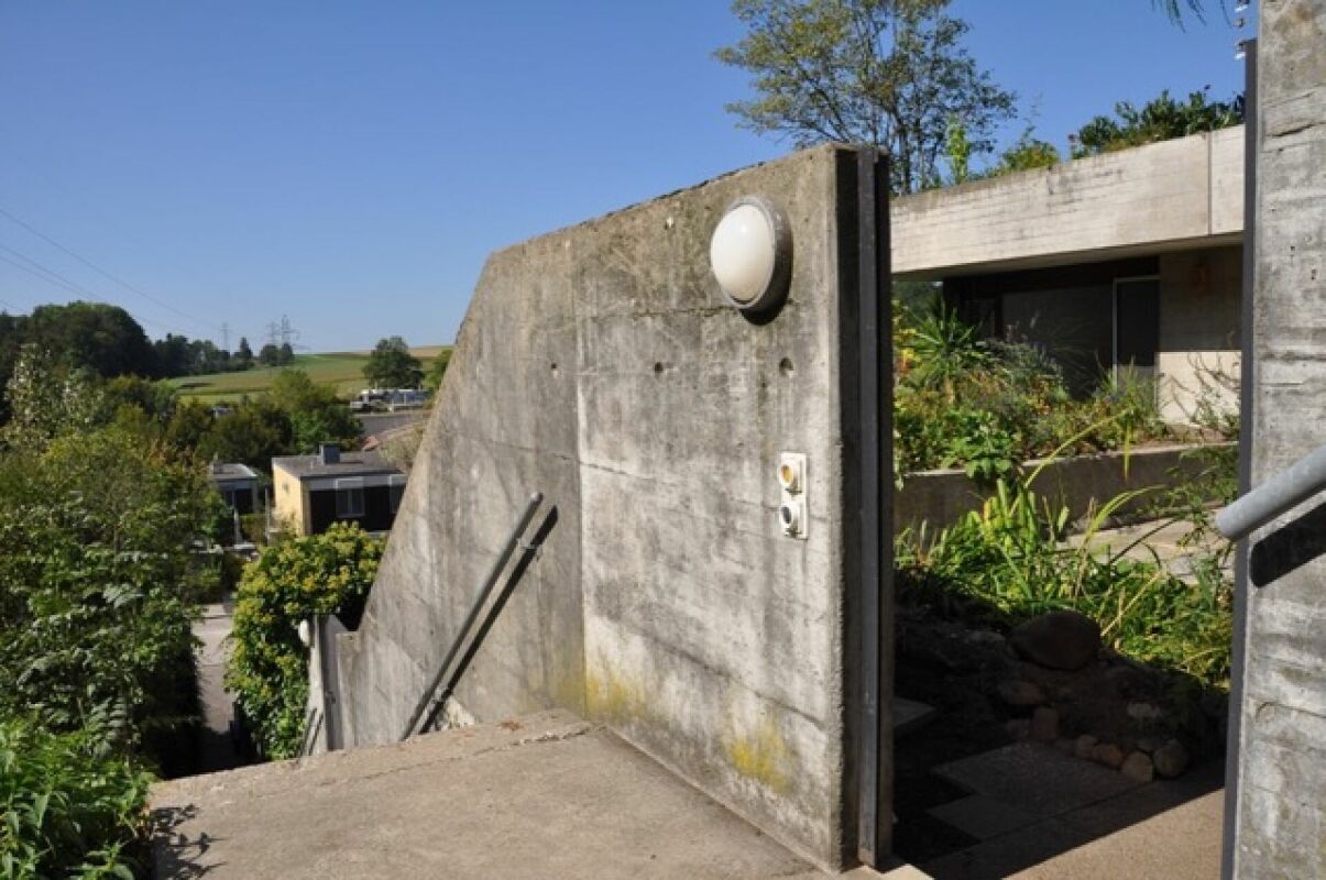 Beton-Eingangsbereich mit Garten und Ausblick