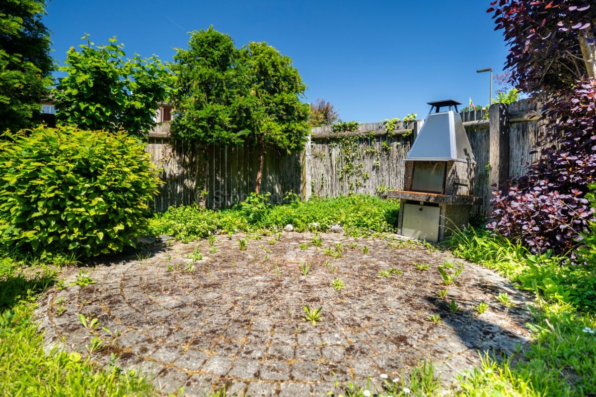 Garten mit gemauertem Grill