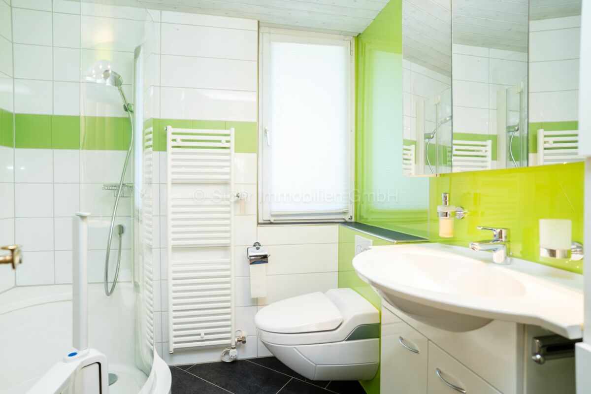 Modernes Badezimmer mit grünem Akzentstreifen