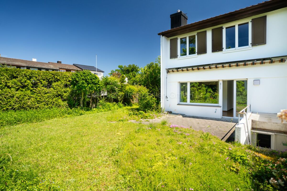 Einfamilienhaus mit Gartenansicht