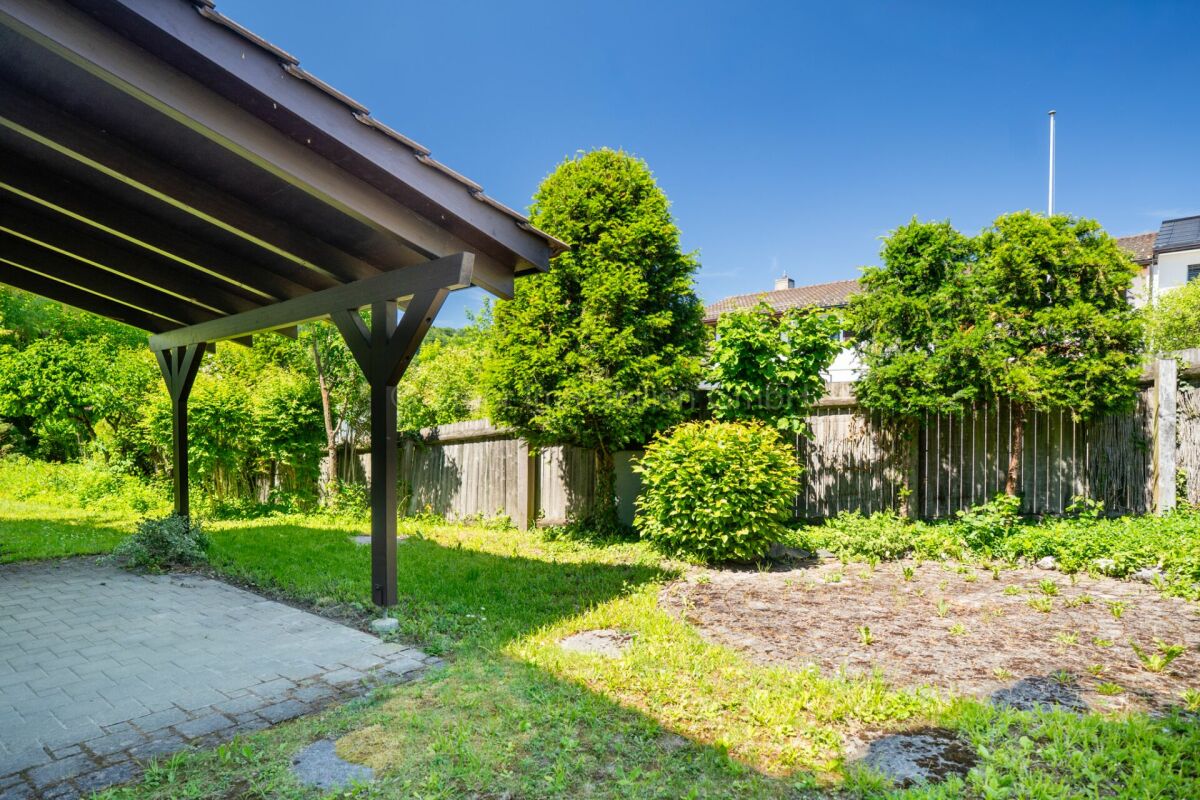 Garten mit Überdachung und Holzsichtschutz