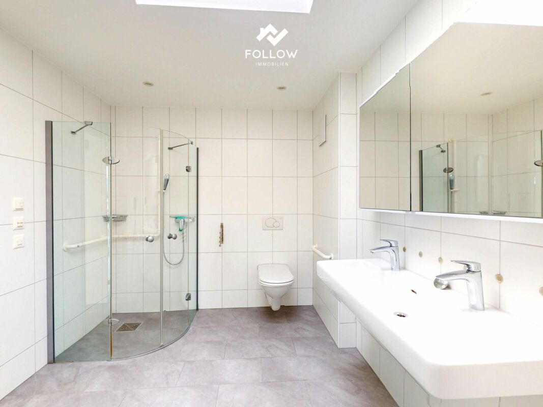 Modernes Badezimmer mit Walk-in-Dusche und Doppelwaschtisch