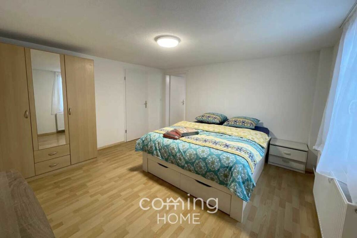 Schlafzimmer mit Doppelbett und Kleiderschrank