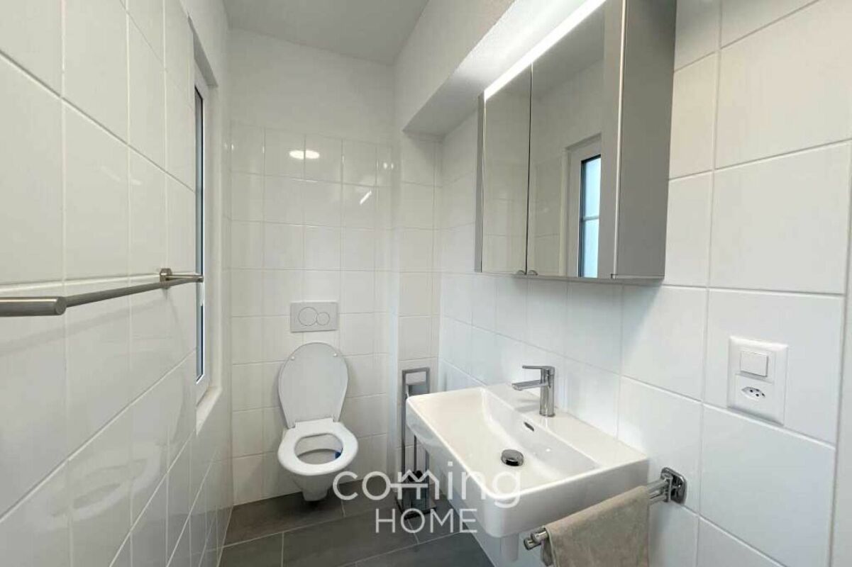 Helles, kleines Gäste-WC mit moderner Ausstattung
