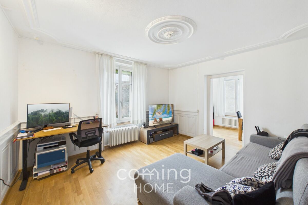 Helles Wohnzimmer mit Arbeitsplatz