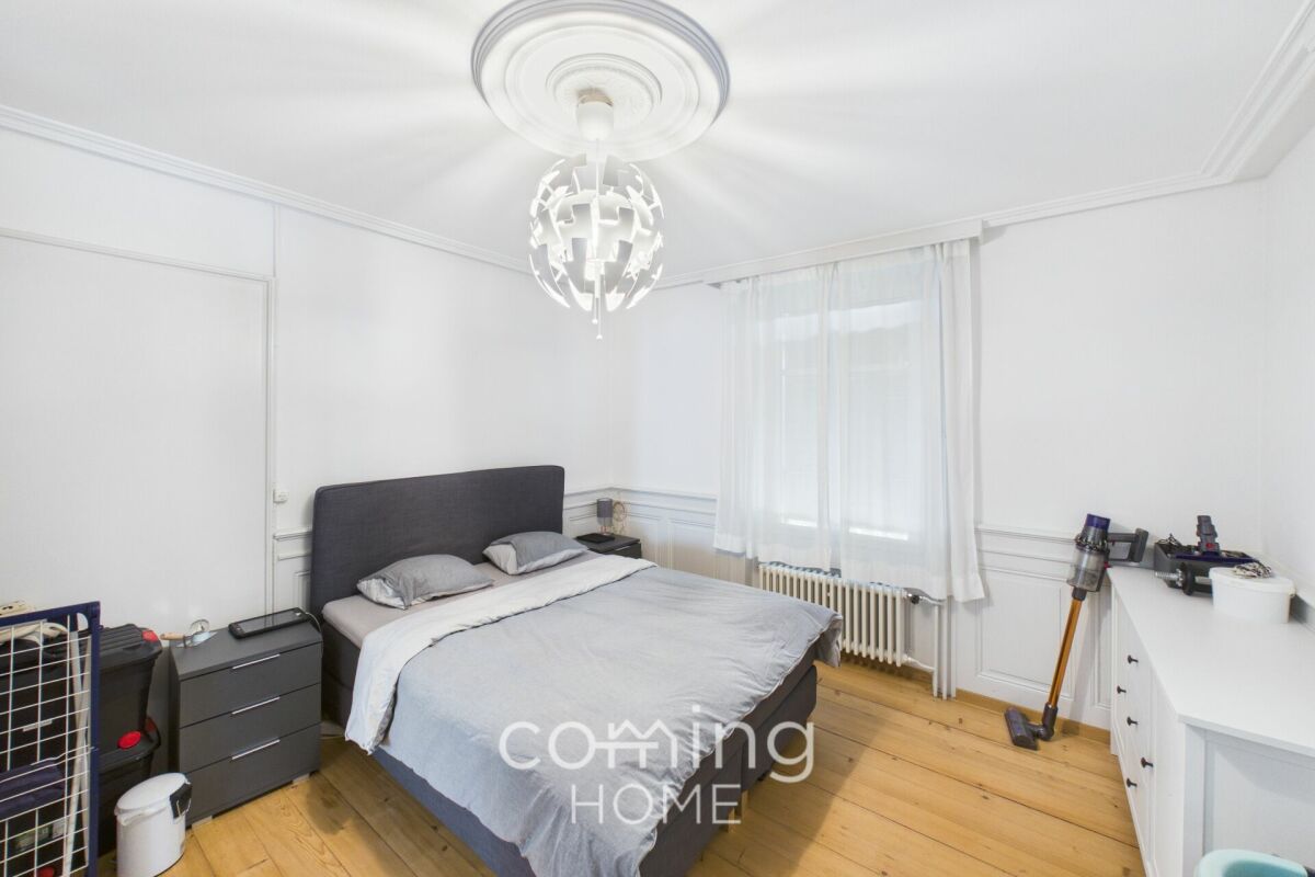 Helles Schlafzimmer mit einfacher Möblierung
