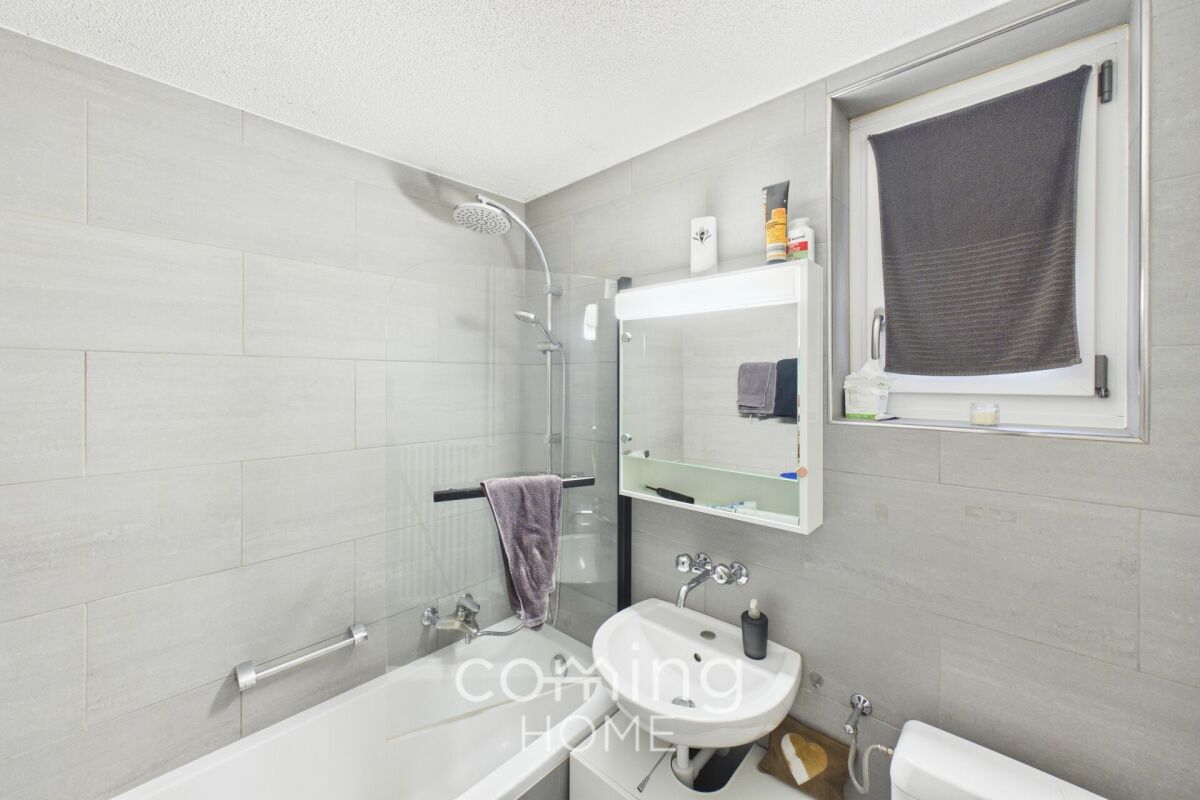 Modernes Badezimmer mit Badewanne und Waschbecken
